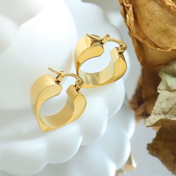 NWT  Heart Hoop Earrings 14K Gold Plated Elegant Minimalist Classic - Picture 1 of 10